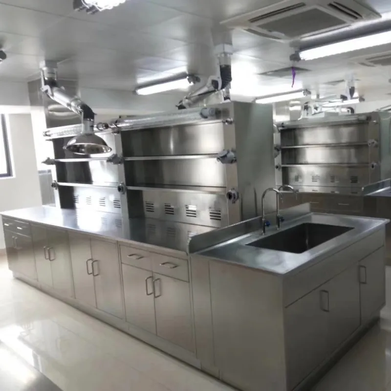 Kovinski laboratorijski delavci in klopi z vrhovi iz nerjavečega jekla